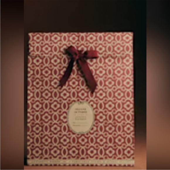 Low Start Holiday Mystery Box of jewelry, beauty & Goodies - Picture 4 of 4